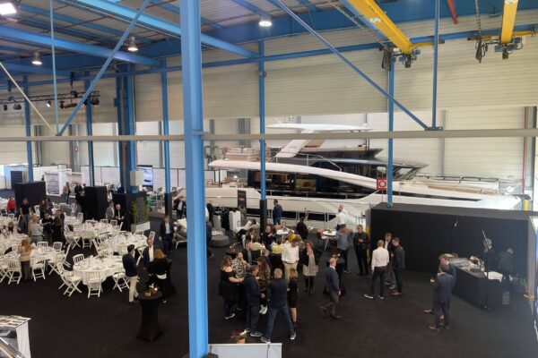 Le 11 novembre Electricité Marine était présent au week end Prestige qui ce déroulé aux Herbiers dans l’usine transformé pour l’occasion en salon privé tous le week end pour recevoir ces agents du monde entier avec leurs clients.